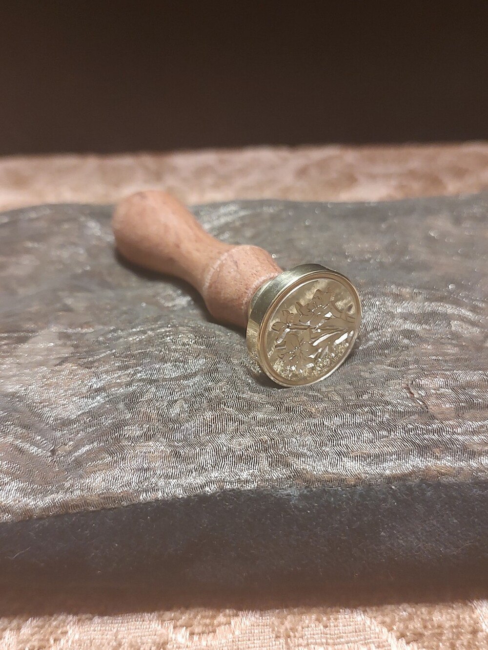 🔸💐🔸NIB Beautiful Light Oak Finish Wood & Solid Brass Floral Hot Wax Stamp